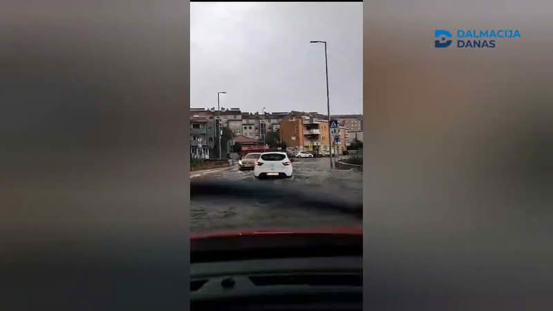 Snažno nevrijeme zahvatilo Hrvatsku: Udari vjetra i do 120 kilometara na sat