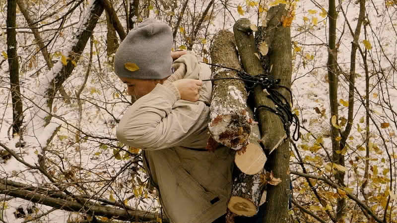 Tužna priča iz BiH: Ide u šumu po drva i nosi ih na leđima. Prodaje ih i hrani bolesnog supruga