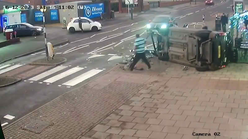 VIDEO / Od ovoga srce staje: Auto naletio na ženu s djetetom, oboje čudom preživjeli