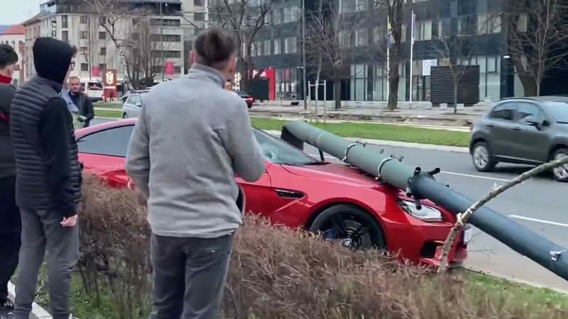 Snimak trenutka kada je vozač BMW-a izgubio kontrolu nad vozilom i izvalio stub ulične rasvjete