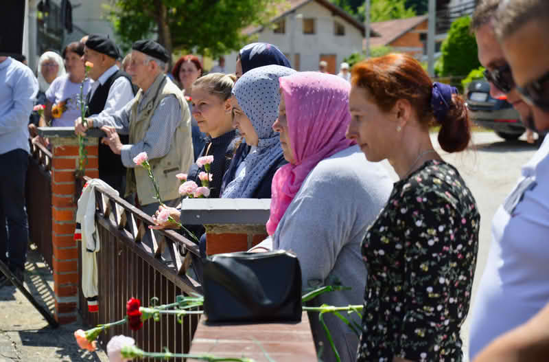 FOTO Bacanjem ruža u Plivu obilježena godišnjica stradanja Bošnjaka u Jezeru
