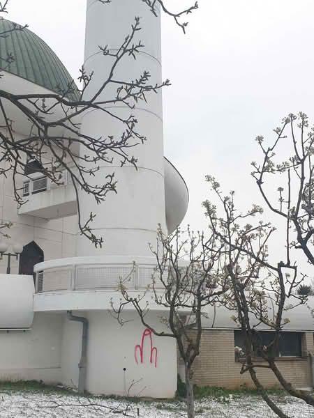 Uvredljivi grafiti na zagrebačkoj džamiji na račun Alije i Bakira Izetbegovića