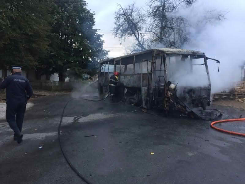 U blizini Kalesije se zapalio minibus koji prevozi đake , uznemirujuće scene sa lica mjesta
