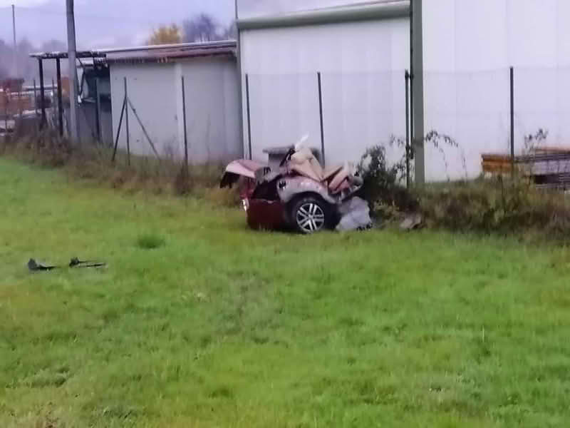 (FOTO) Stravični prizori mjesta nesreće: U sudaru tri vozila kod Tešnja jedna osoba izgubila život