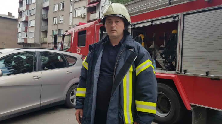Vlasnik stana pobjegao od vatre na klimu, vatrogasac mu spasio život