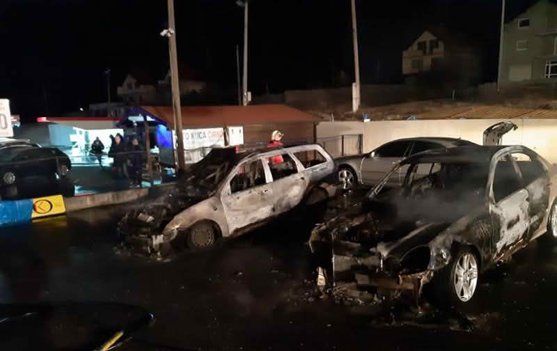 Zapaljeno više vozila u Staroj Biloj: Materijalna šteta velika