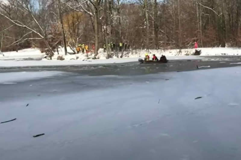 Njemačka / Ludorija završila kobno: Muškarac preminuo na kupanju u zaleđenom jezeru VIDEO