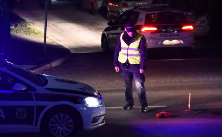 Maloljetnik Opelom udario policajca i oštetio službeno vozilo