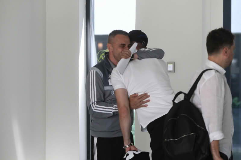 Zmajevi pristižu na Ilidžu, Šehić u zagrljaju selektora Peteva