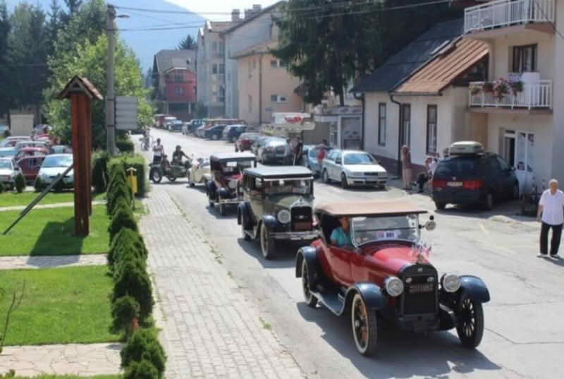 U Donjem Vakufu danas 12. Internacionalni oldtimer skup „Travnik – Donji Vakuf 2024“