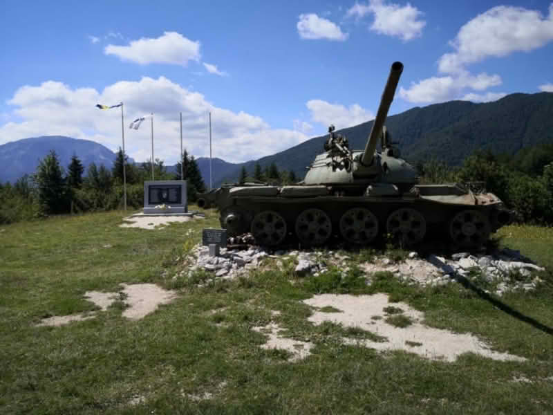 Vjerovali ili ne: Ukrali gusjenicu sa spomen-tenka na Proskoku, policija ih uhapsila