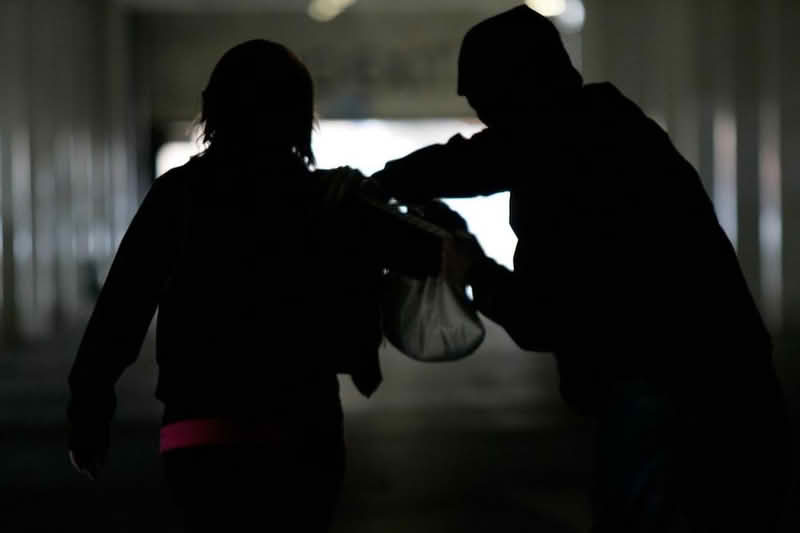 Lopovi ispraznili sef, pa preplašenom radniku bacili svežanj novčanica: Mi častimo!