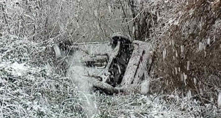 U slijetanju automobila poginuli vozač i suvozač, jedna osoba prevezena u bolnicu