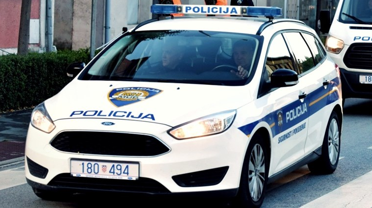 U autu u Kninu pronađeno mrtvo dijete