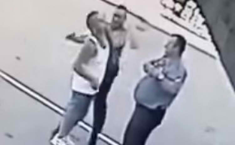 Pogledajte kako policajci u Srebreniku udaraju muškarca koji im ne pruža otpor