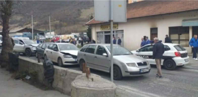 Teška nesreća u mjestu Dolac:  Pet vozila učestvovalo, dvije osobe povrijeđene