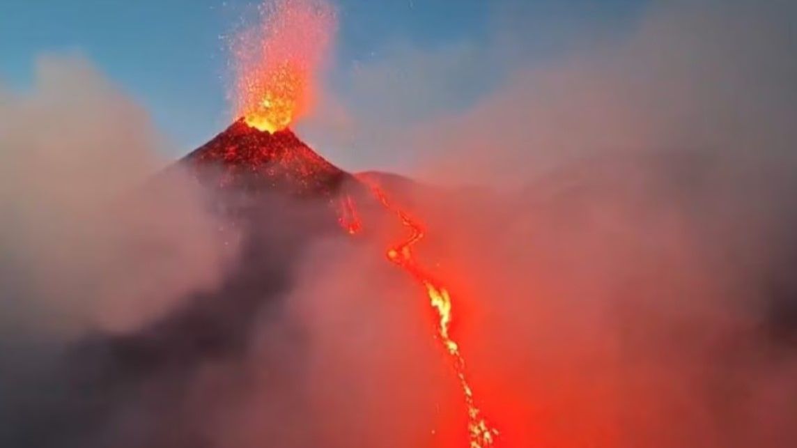 Iz vulkana Etna krenula nova emisija lave, stub pepela ide i do 6.000 metara