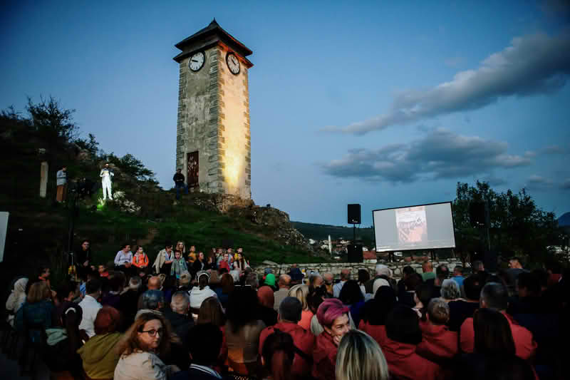 Na platou ispod Sahat-kule održana premijera dokumetarnog filma “Pjesmom do slobode”