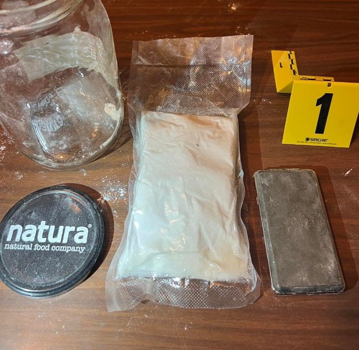 FOTO // U Bugojnu zaplijenjena droga: Kanabis nađen kod djevojke u autu, u kući mladića bilo pola kilograma spida