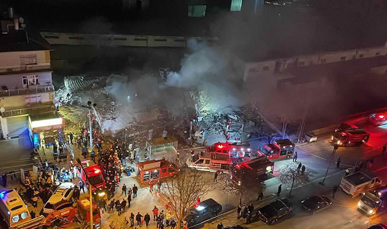 Srušila se četverospratna zgrada u Turskoj, traga se za osobama pod ruševinama