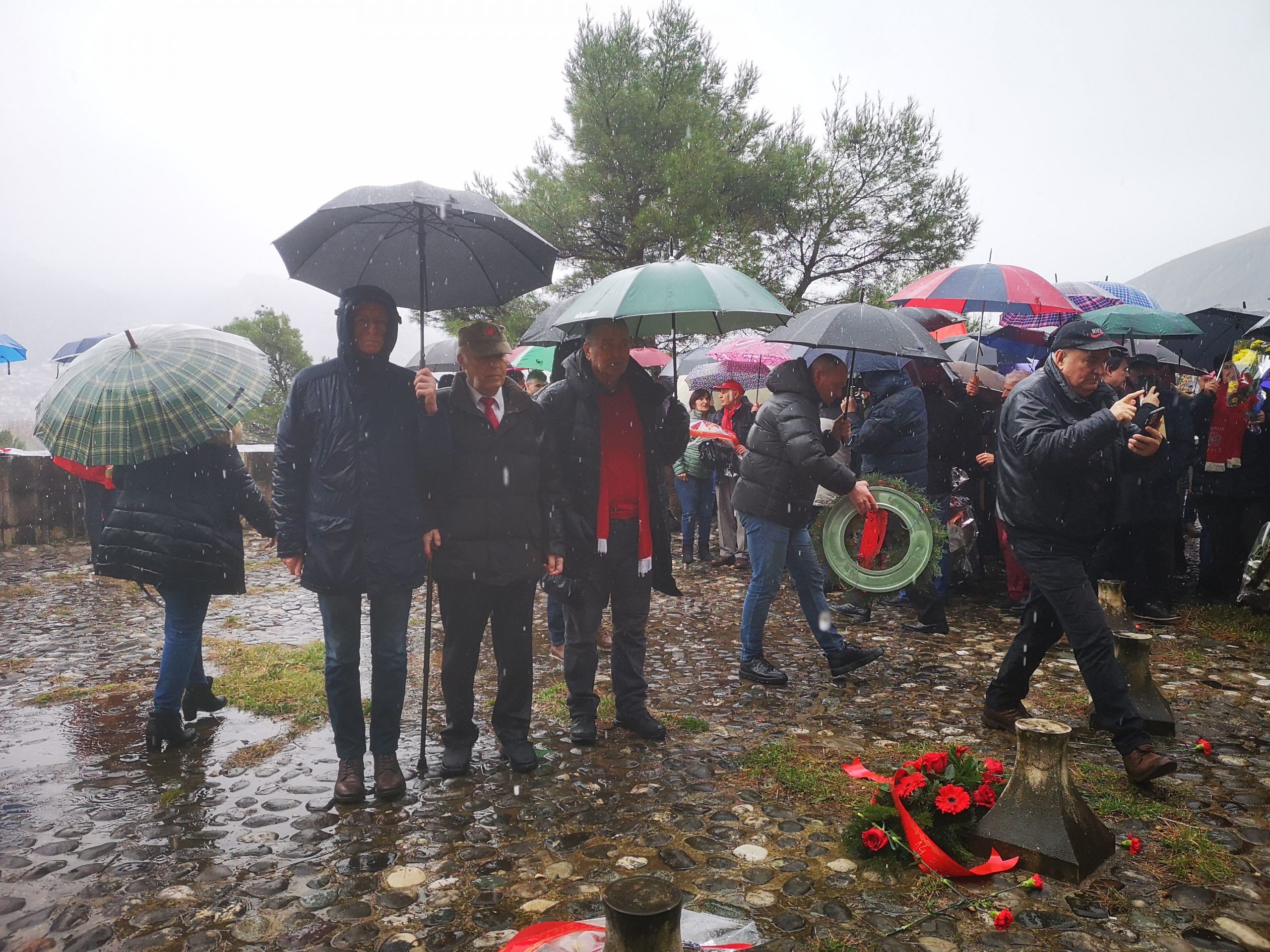 Antifašisti posjetili Partizansko spomen-groblje u Mostaru pod jakom policijskom pratnjom