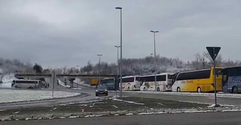 Kolone autobusa sa bh. tablicama ušle u Srbiju: Za sendvič do Sremske Mitrovice na Vučićev miting