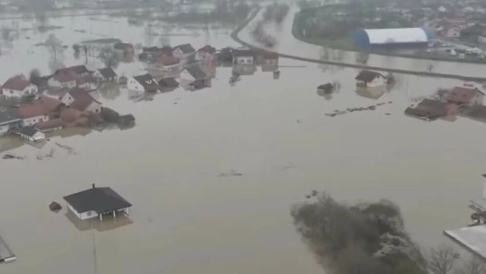 Dramatični prizori iz BiH: Grad i naselja pod vodom, došla je i do krovova