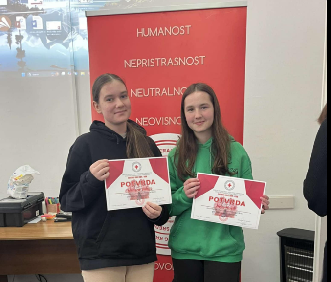 Volonterke CK Donji Vakuf Ehlimana Smajić i Nejla Husić na obuci u Travniku