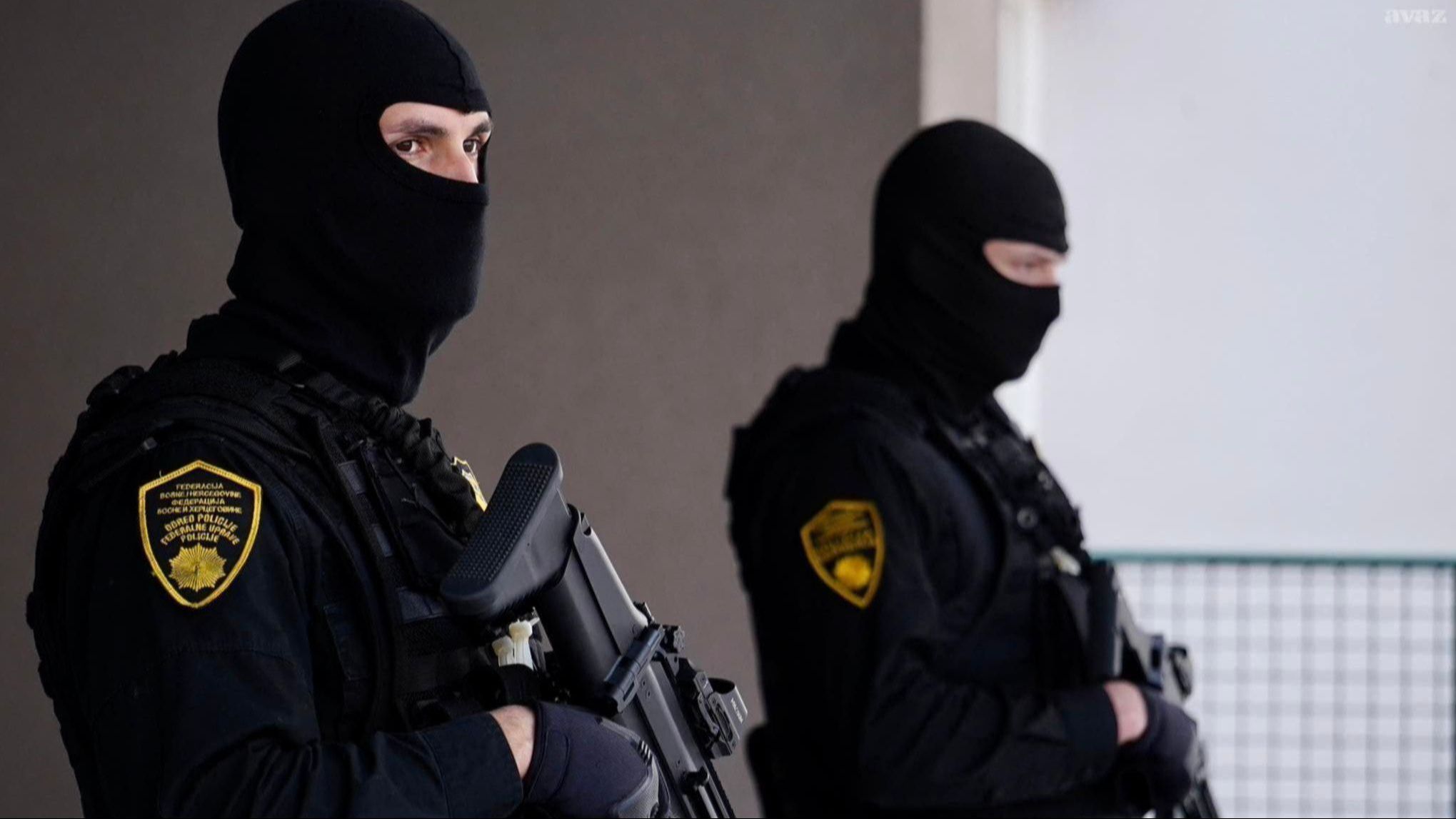 “Avaz” otkriva identitet majke i sina, koji su uhapšeni u Sanskom Mostu: Kod njih pronađeno četvero djece bez roditeljskog staranja