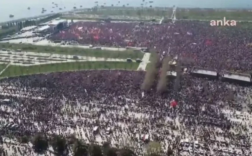 Masovan skup podrške Ekremu Imamoglu u Turskoj: “Dok se slavi Bajram, on je nepravedno u zatvoru”