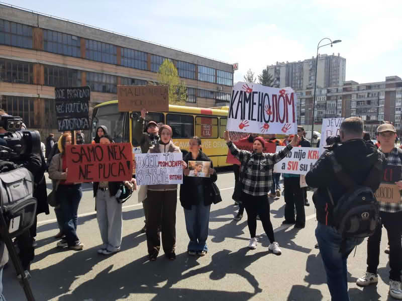 Studenti protestuju ispred zgrade Vlade FBiH, vrlo mali broj okupljenih