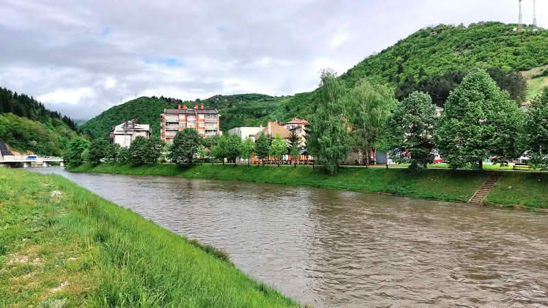 Oblačno sa kišom i pljuskovima