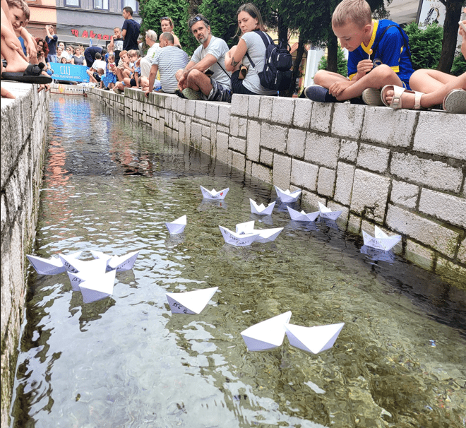 Održana tradicionalna regata papirnih brodića u Travniku