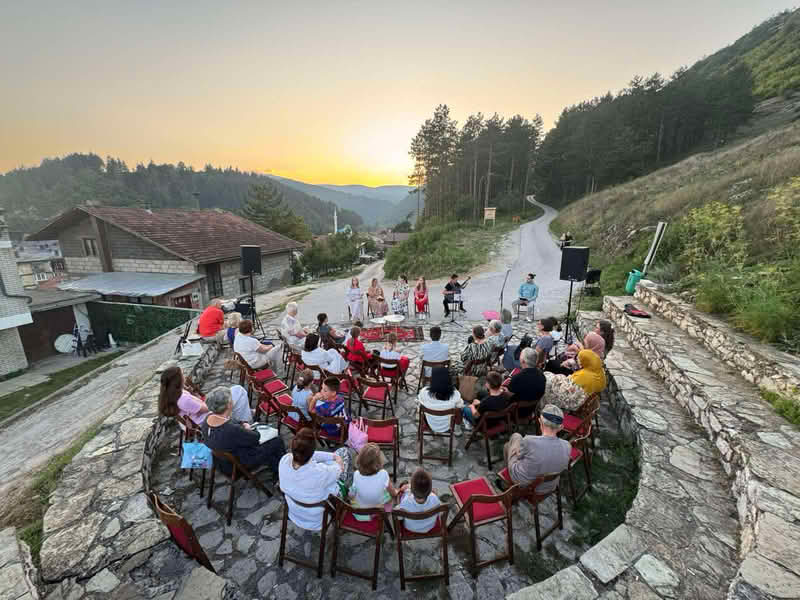 “Večer poezije” puna emocija na platou ispod Sahat kule