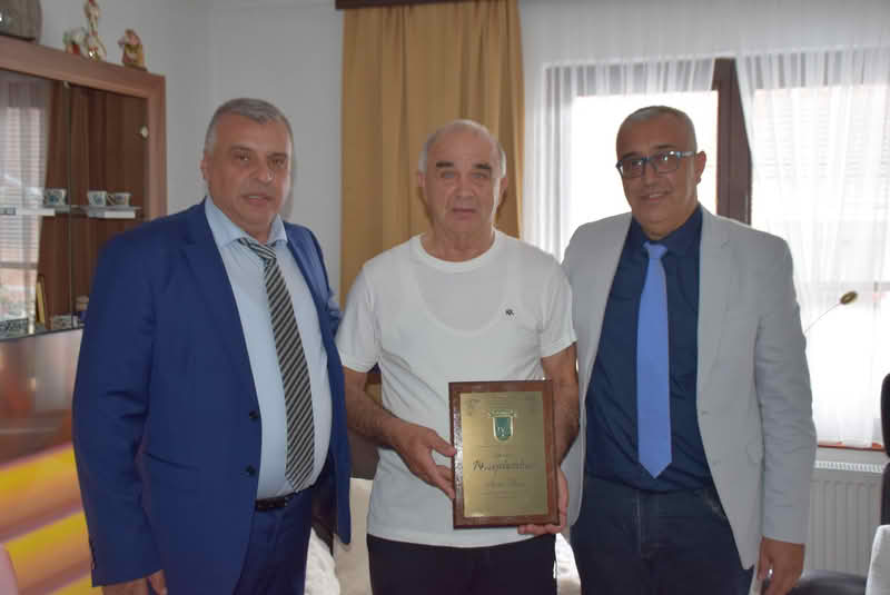 Načelnik Senad Selimović lično uručio Nagradu 14. septembar Husi Sušiću i Huseinu Čepalu