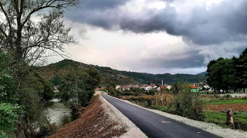 Pretežno oblačno uz slabe lokalne pljuskove